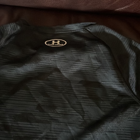 Under Armer youth size L boys t shirt black and white just as new - Picture 3 of 4